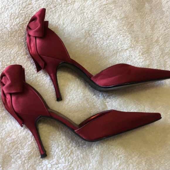 Stuart Weitzman NWOT red satin bow pumps - Picture 3 of 8